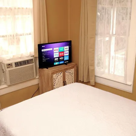 Quaint Historic Downtown Apartment